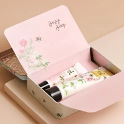 Heathcote & Ivory Busy Bees Vegan Hand And Lip Tin 8 Heathcote & Ivory Busy Bees Vegan Hand And Lip Tin -Jellycat Christmas Store heathcote and ivory busy bees vegan honey hand lip tin 0v8a0211 900x900 1